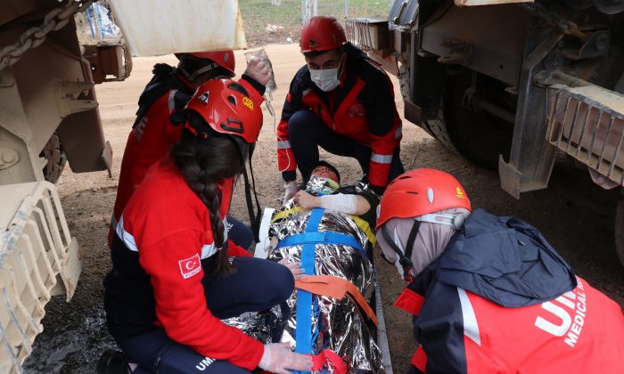 Gümüşhane UMKE’den nefes kesen tatbikat